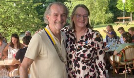 Präsidentin Friederike Heitschmidt übergibt an Präsident Erik Pazzi