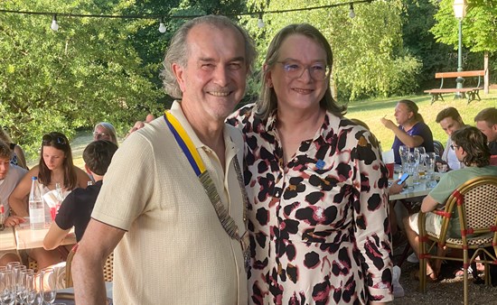 Präsidentin Friederike Heitschmidt übergibt an Präsident Erik Pazzi